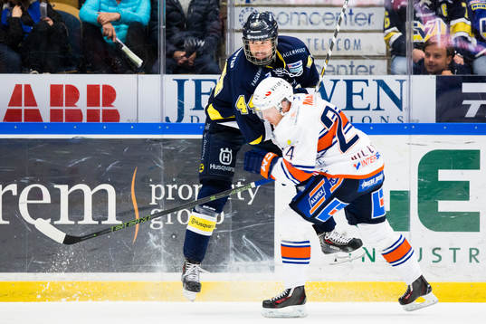 s Ryan O´Byrne tacklar Växjös Joakim Hillding