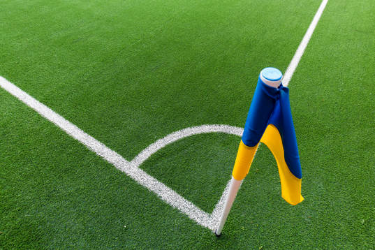 En hörnflagga och konstgräs  innan fotbollsmatchen i