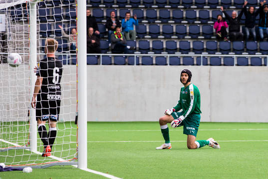 Helsingborgs målvakt Matt Pyzdrowski deppar