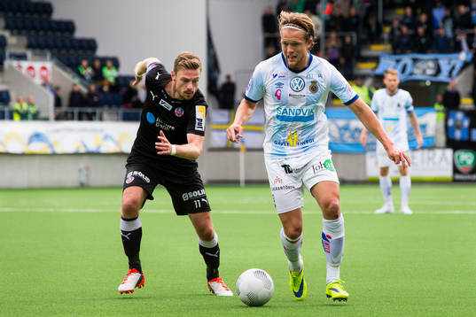 Helsingborgs Arnór Smárason jagar Gefles Anders