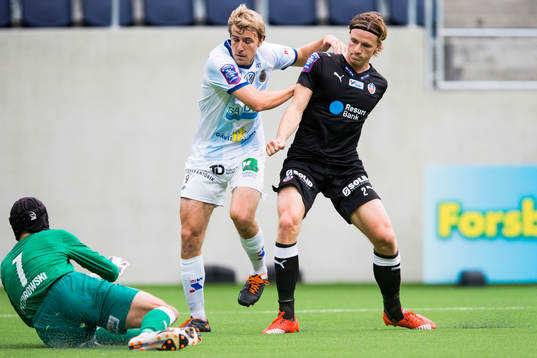 Helsingborgs målvakt Matt Pyzdrowski tar hand om bollen