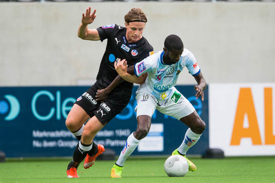 Helsingborgs Carl Johansson i kamp om bollen med Gefles