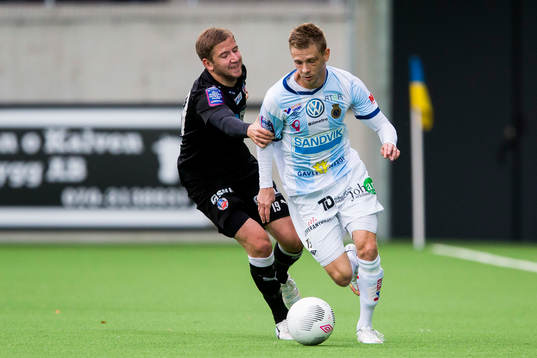 Helsingborgs Darijan Bojanic tar tag i armen på Gefles