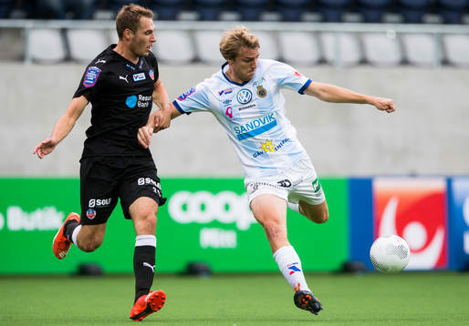 Helsingborgs Frederik Helstrup Jensen i kamp om bollen med
