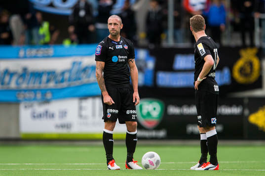Helsingborgs Rade Prica och Arnór Smárason ser deppiga ut