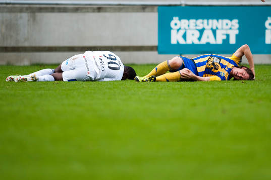 Husqvarnas Abdul Zakaria och Eskilsminnes Robin Book ligger