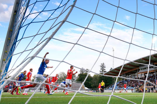 Åtvidabergs Mario Jelavic jublar och Kalmars Viktor Elm