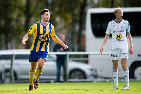 Eskilsminnes Peter Milata jublar och Husqvarnas Kristofer