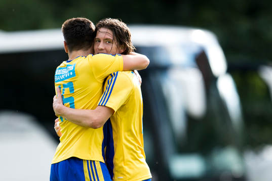 Eskilsminnes Peter Milata och Christoffer Levi jublar