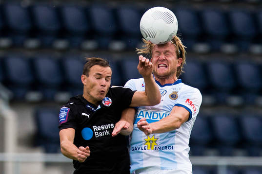 Helsingborgs Anton Wede i en nickduell med Gefles Anders