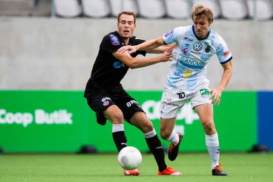Helsingborgs Frederik Helstrup Jensen i kamp om bollen med