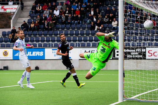 Gefles David Fällman och Helsingborgs Mikael Dahlberg ser