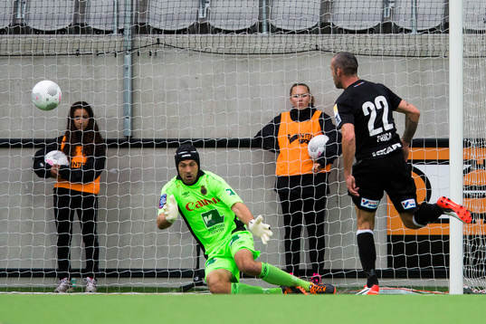 Gefles målvakt Emil Hedvall och Helsingborgs Rade Prica