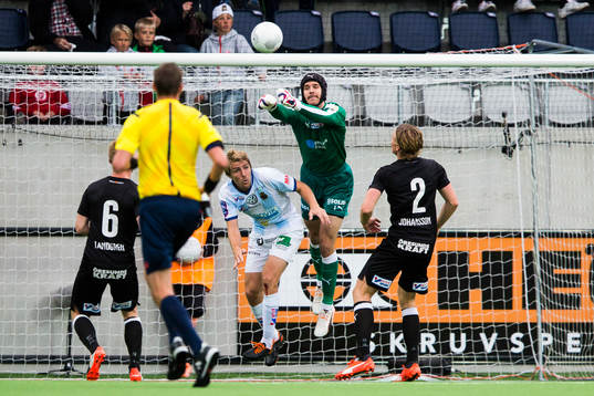 Helsingborgs målvakt Matt Pyzdrowski boxar bort bollen