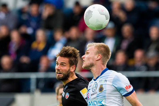 Helsingborgs Mikael Dahlberg i en nickduell med Gefles
