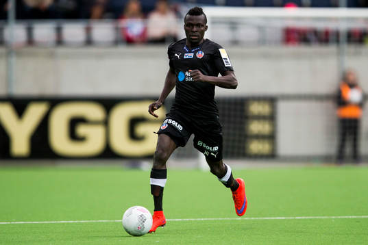 Helsingborgs Lalawélé Atakora med bollen