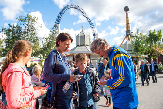 Pia Sundhage skriver autografer