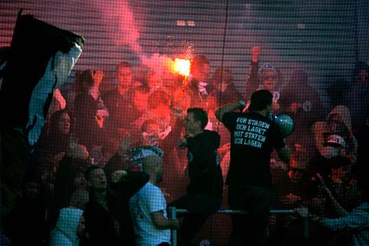 Hammarbys supportrar eldar bengaler innan en fotbollsmatch