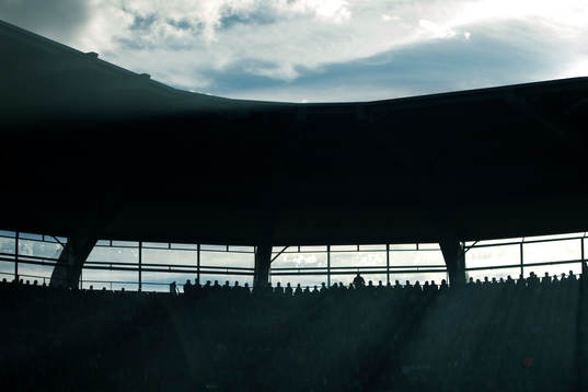 Solen skiner in genom röken på Gamla Ullevi