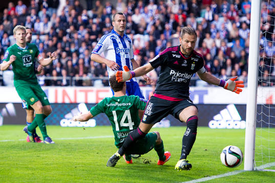 Hammarbys Fredrik Torsteinbö oroar framför IFK Göteborgs