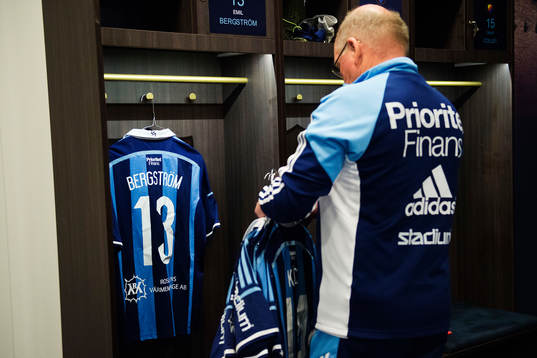 Djurgårdens materialare Inge Lindström hänger upp