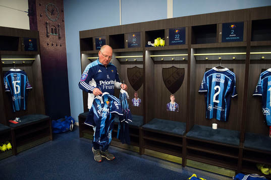 Djurgårdens materialare Inge Lindström hänger upp
