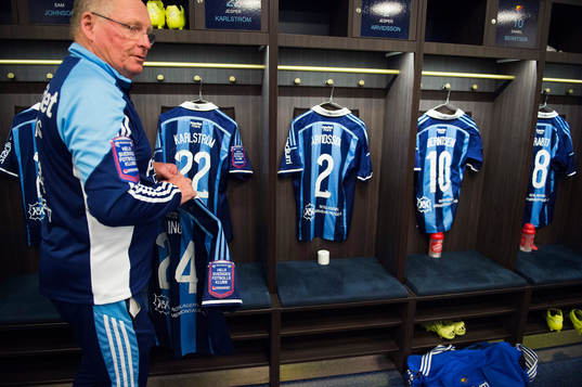 Djurgårdens materialare Inge Lindström hänger upp