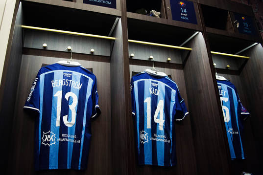 Djurgårdens omklädningsrum med tröjor som tillhör Emil