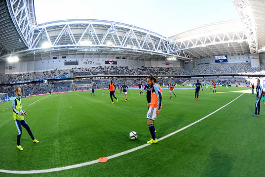 Djurgårdens Kevin Walker värmer upp