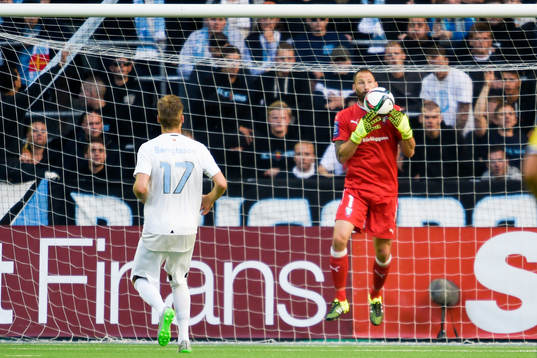 Malmös målvakt Johan Wilandunder fotbollsmatchen i