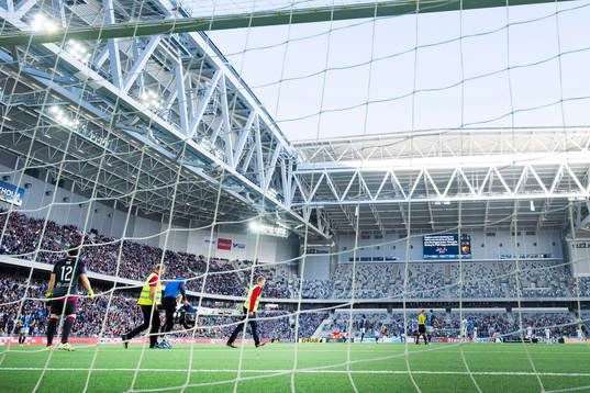 Malmös Rasmus Bengtsson bärs ut på bår
