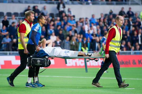 Malmös Rasmus Bengtsson bärs ut på bår