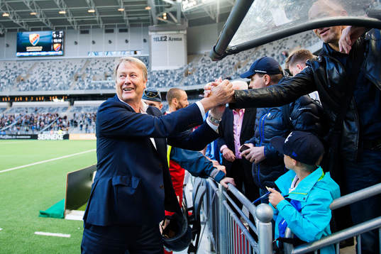 Malmös tränare Åge Hareide jublar med supportrar