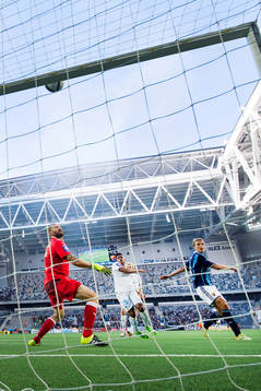 Djurgårdens Sebastian Andersson och Malmös målvakt Johan