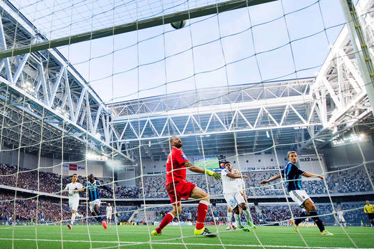 Djurgårdens Sebastian Andersson och Malmös målvakt Johan