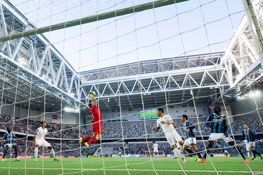 Malmös målvakt Johan Wiland med en räddning