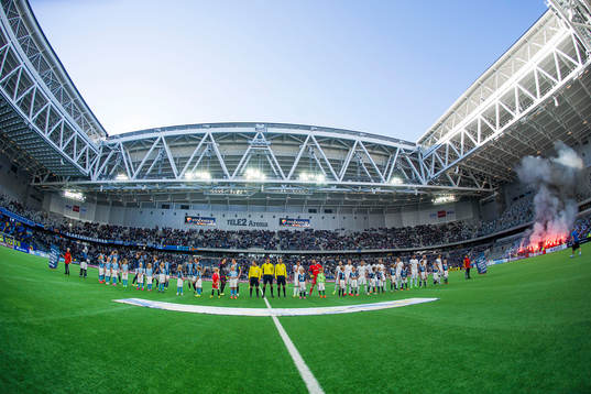 Lagen står uppställda samtidigt som bengaler tänds