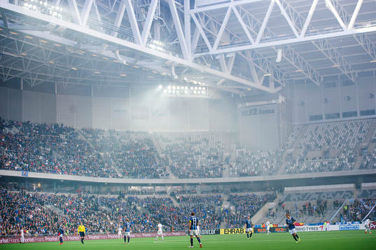 Matchen bryts när det är för rökigt inne på Tele2 arena