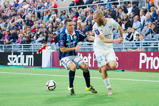 Djurgårdens Kerim Mrabti och Malmös Jo Inge Berget