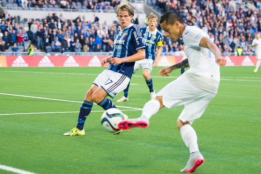 Djurgårdens Tim Björkström och Malmös Victor Yoshimar