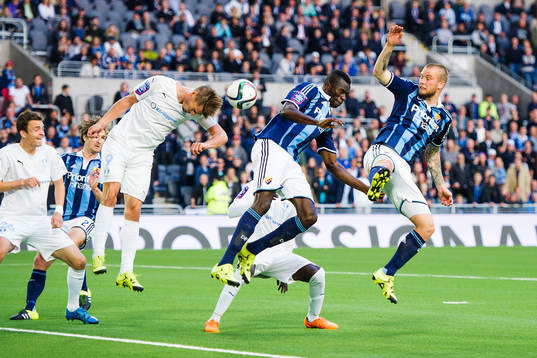 Malmös Markus Rosenberg nickar undan bollen framför