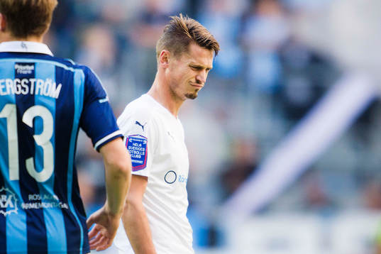 Malmös Markus Rosenberg reagerar mot domaren