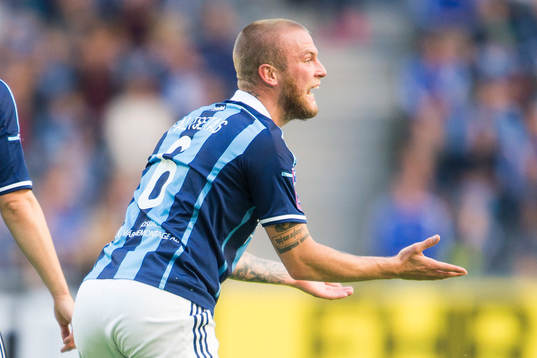 Djurgårdens Alexander Faltsetas reagerar mot ett domslut
