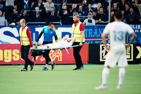 Malmös Rasmus Bengtsson blir utburen på bår
