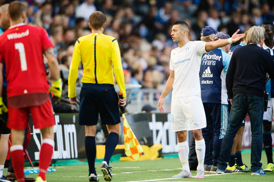 Malmös Nikola Djurdjic protesterar mot ett domarslut