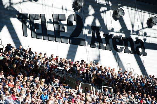Solen sken in på övre läktaren på Tele2 Arena