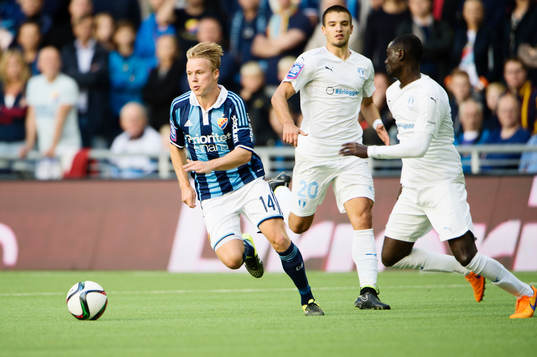 Djurgårdens Elliot Käck för bollen undan Malmös