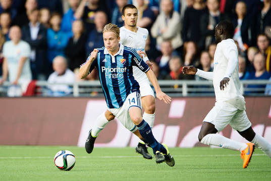 Djurgårdens Elliot Käck för bollen undan Malmös