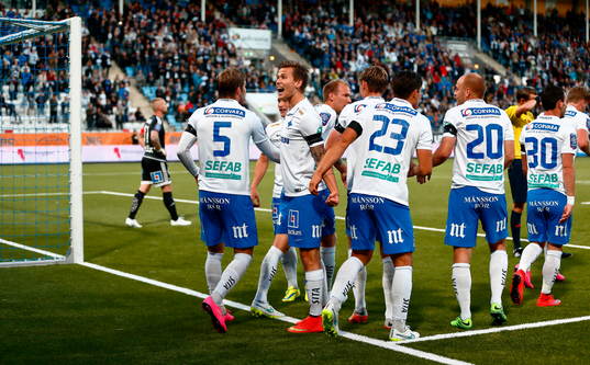 Norrköpings spelare med Arnor Ingvi Traustason jublar