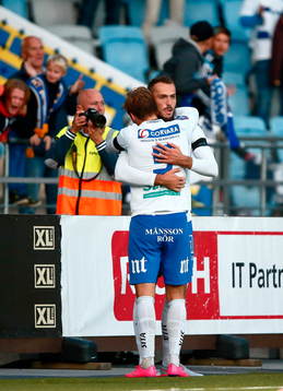 Norrköpings Christoffer Nyman och Emir Kujovic kramar om